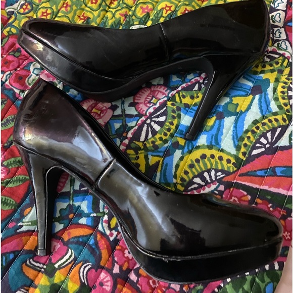 Black Shiny Sz 8 Heels LIKE NEW - Picture 2 of 6
